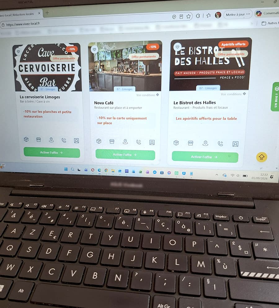 Commerçante pilotant ses offres depuis une tablette