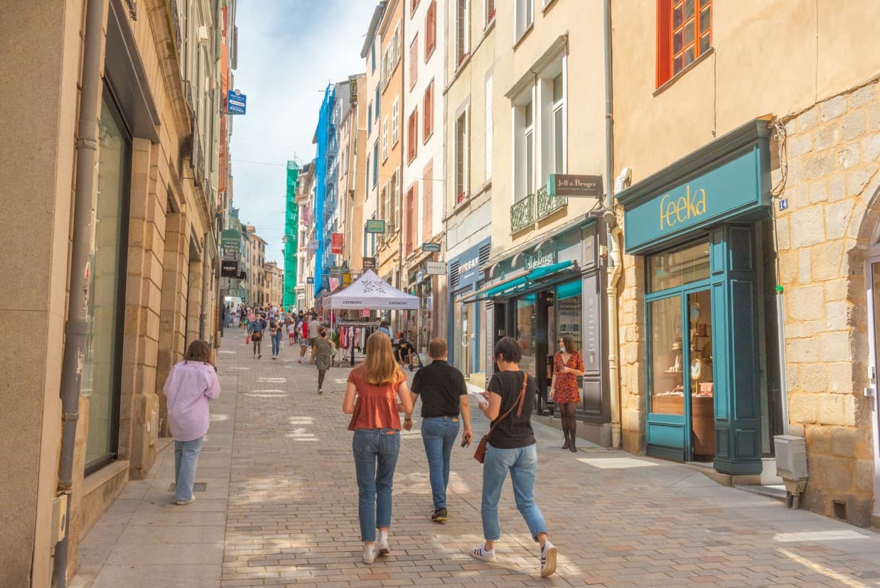 Commerce local chaleureux et animé